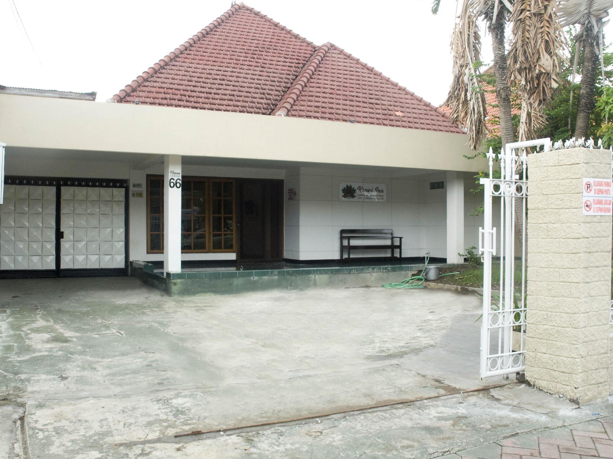 Krowi Inn Surabaya Exterior photo