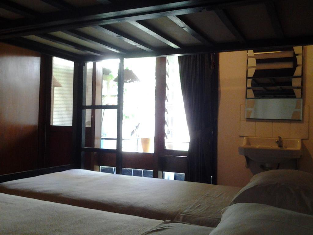 Krowi Inn Surabaya Exterior photo