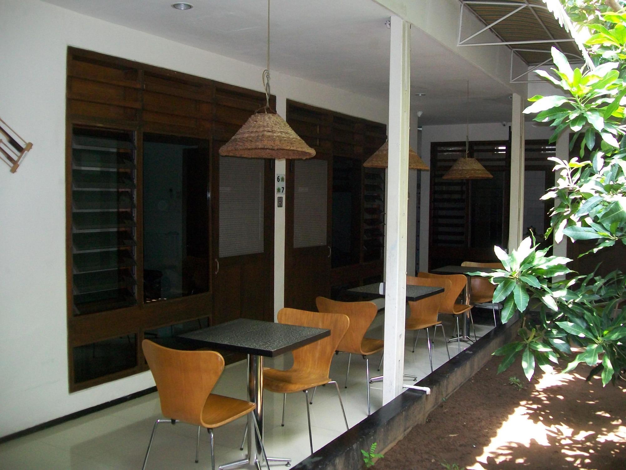 Krowi Inn Surabaya Exterior photo