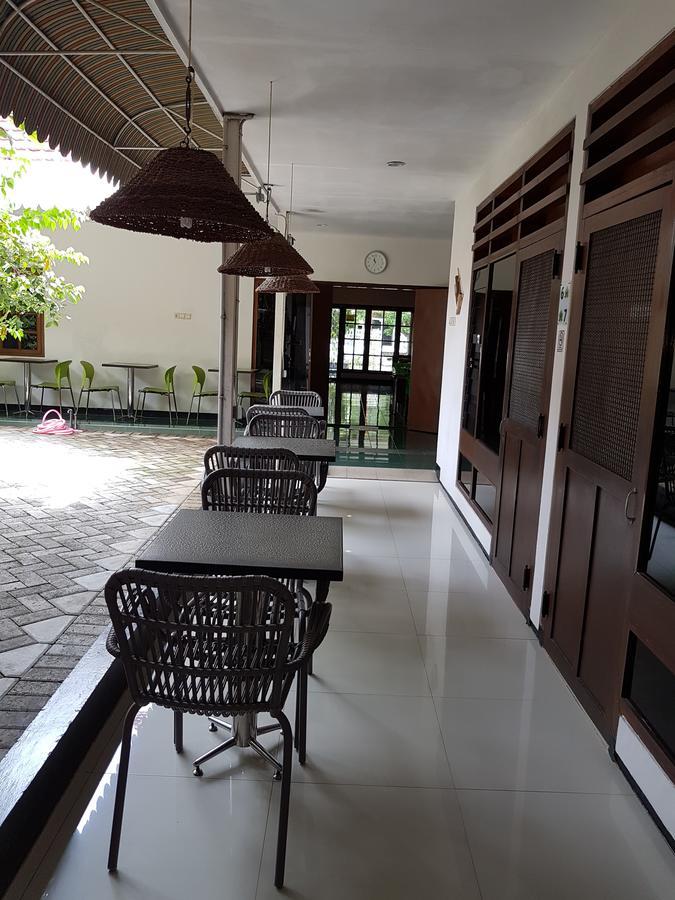 Krowi Inn Surabaya Exterior photo