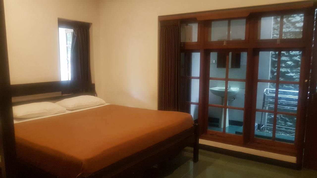 Krowi Inn Surabaya Exterior photo