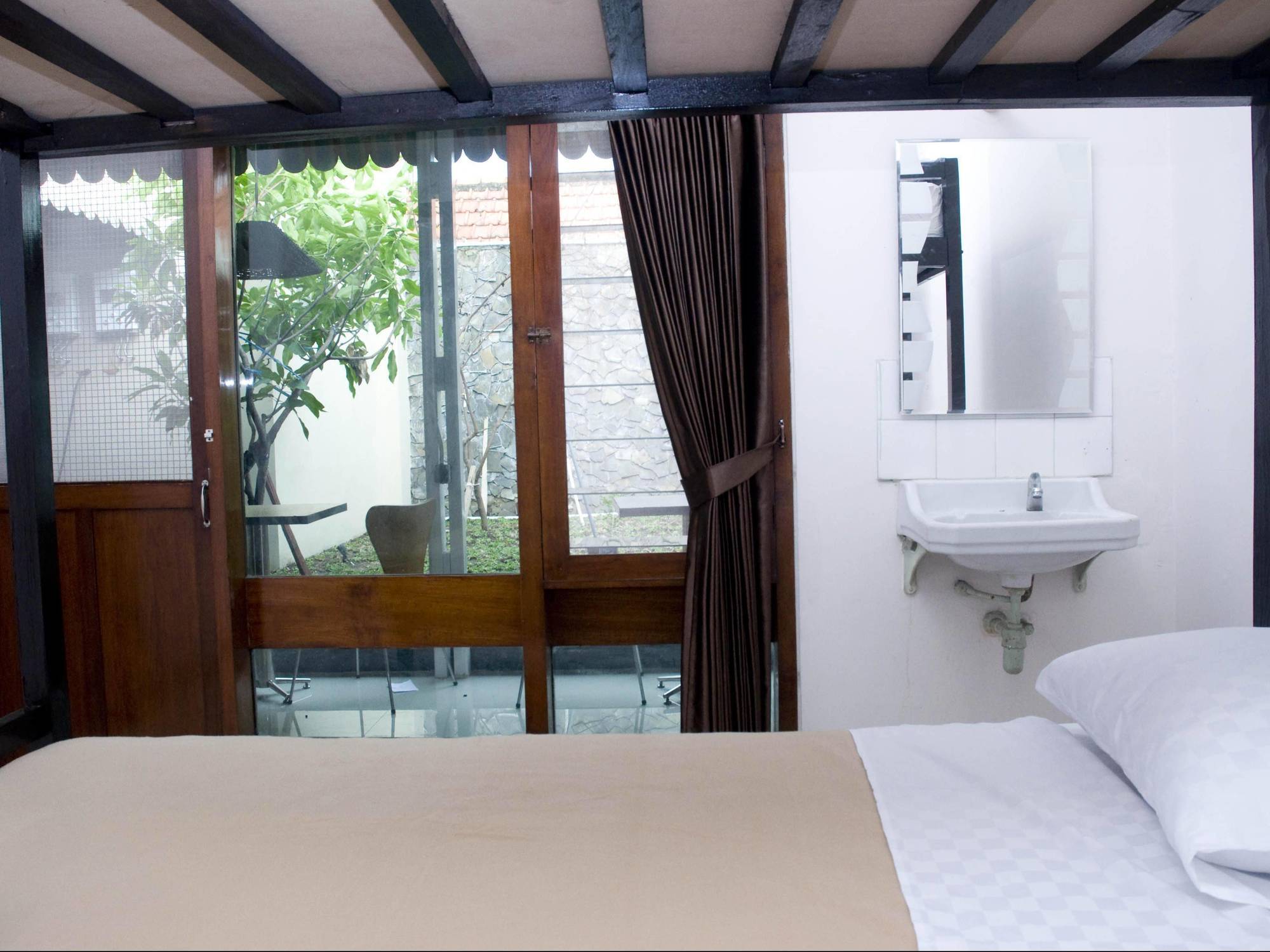 Krowi Inn Surabaya Exterior photo
